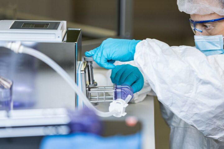 Mesure de débit adaptée aux bioprocédés: la précision du réutilisable en matériel à usage unique