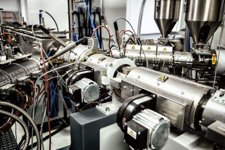 Extrusion plastique : maîtriser le dégazage et la thermique sous vide pour fiabiliser la production